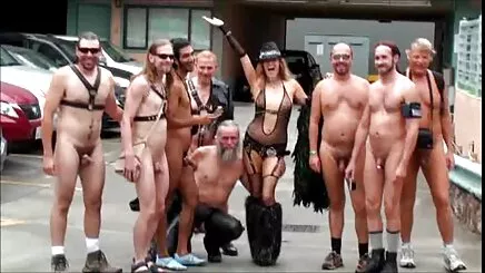 Beyaz üst ile kısa, türbanlı porno konulu siyah